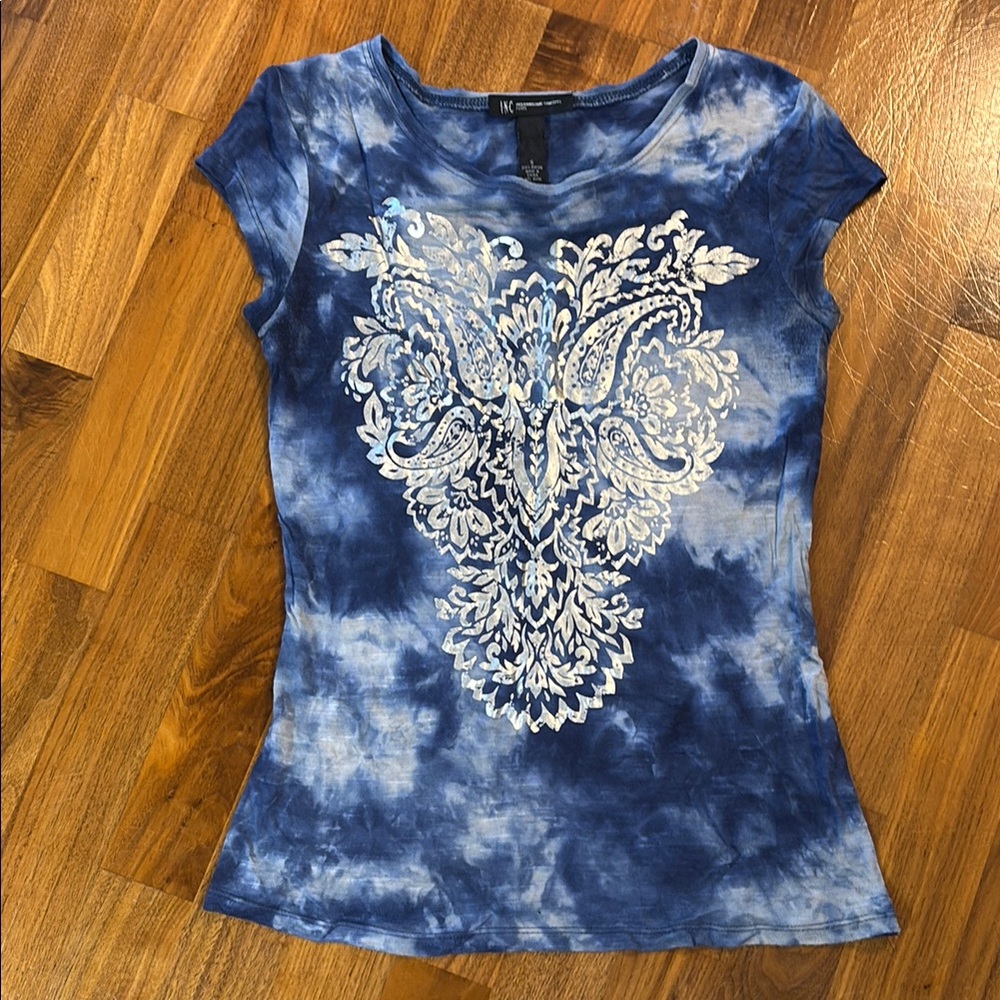 INC International Concepts Blue and White Fitted Graphic Cap Sleeve Tee